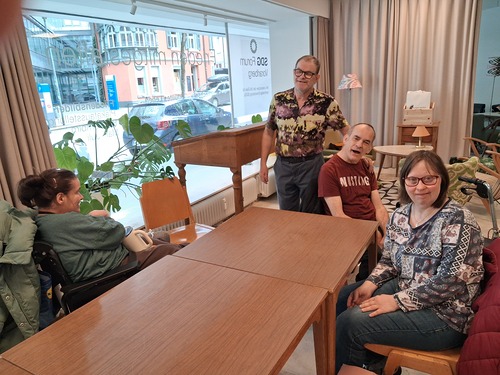 Lebenshilfe/Andreas Bartl Die Vorbereitungen im WirkRaum sind fast abgeschlossen. Im Bild v.l.n.r. Jasmin Skala, Alexander Meixner, Hans Tonich und Elke Slabschi.